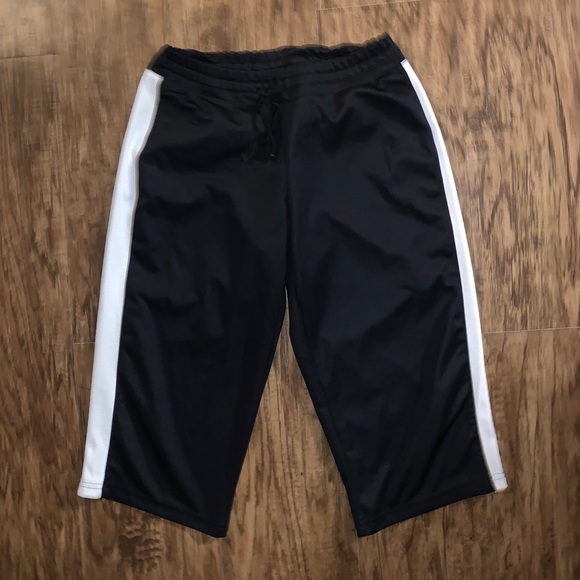 Reebok Womens Black & White shorts - Picture 2 of 8